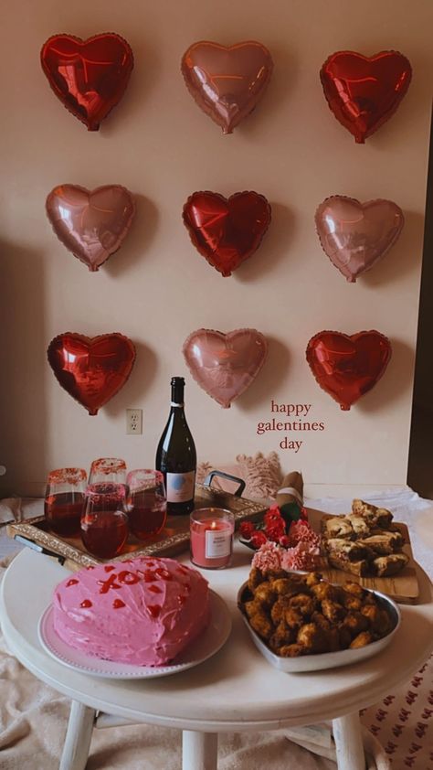 Valentines Theme Party, Valentine Dinner Party, Galentines Day Ideas, حفل توديع العزوبية, Valentines Party Decor, Valentinstag Party, Galentines Party, Valentine Dinner, Valentine Theme