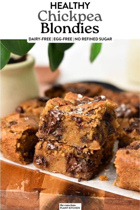 A healthy chickpea peanut butter blondie recipe with chocolate chips, flourless, gluten-free, and vegan. Peanut Butter Blondies Recipe, Chickpea Blondies, Blondie Recipe, Healthier Sweets, Vegan Baking Recipes, Healthy Vegan Desserts, Blondies Recipe, Protein Desserts, Desserts Vegan