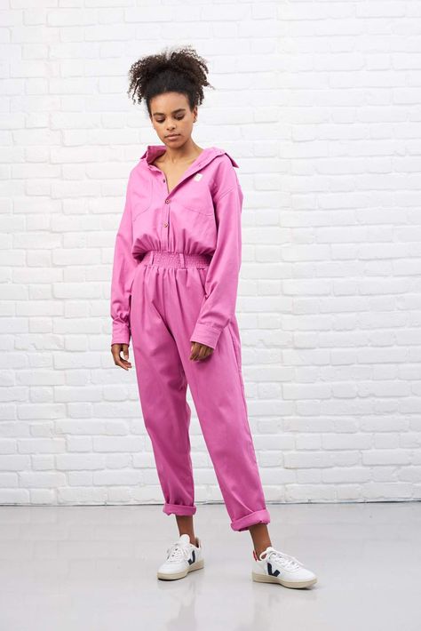 🌸🌺Pink vibes 🌸🌺 80s inspired boilersuit 🔥 Handmade ✔️Ethical ✔️Organic cotton 💯Dyed with certified low impact dye 🔥Even the coconut shell buttons are hand sewn on! 🔥Super soft, comfy AND flattering. Shop organic cotton boilersuits in loads of gorgeous colours now! #ethicalfashion #boilersuit #organiccotton #jumpsuit #summerstyle #outfitideas #sustainable Boilersuit Outfit, 80s Jumpsuit, 2020 Street Style, Lucy And Yak, Look Rose, Boiler Suit, Cotton Jumpsuit, Jumpsuit Outfit, 80s Style