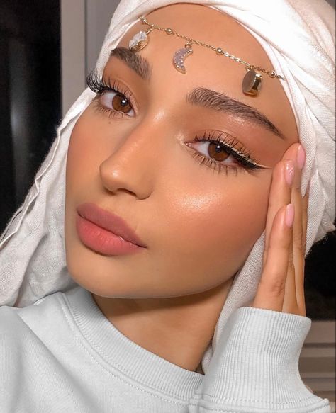 Hijabi Makeup Looks, Hijab Makeup, Arabic Makeup, Estilo Hijab, Natural Glowy Makeup, Mode Turban, Looks Party, Soft Makeup, Flawless Face