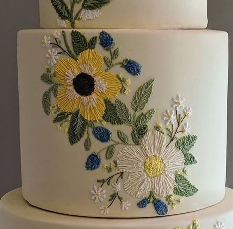 Textile texture cake by Sweet Heather Ann Embroidery Cake Ideas, Buttercream Embroidery Cake, Embroidery Cake Design, Embroidered Cake, Spring Cake Designs, Brush Embroidery Cake, Texture Cake, Flower Cupcake Cake, Embroidery Cake