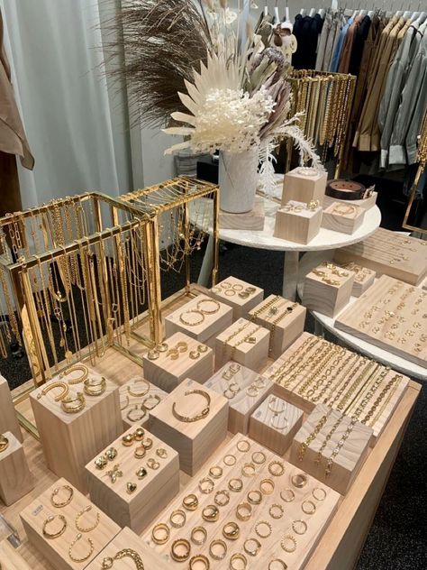 Jewerly Displays Ideas, Jewelry Display Table Ideas, Jewelry Vendor Set Up, Jewelry Pop Up Store, Pop Up Jewelry Shop, Jewelry Market Displays, Jewelry Pop Up Shop Display Ideas, Jewelry Display Table, Store Jewelry Display