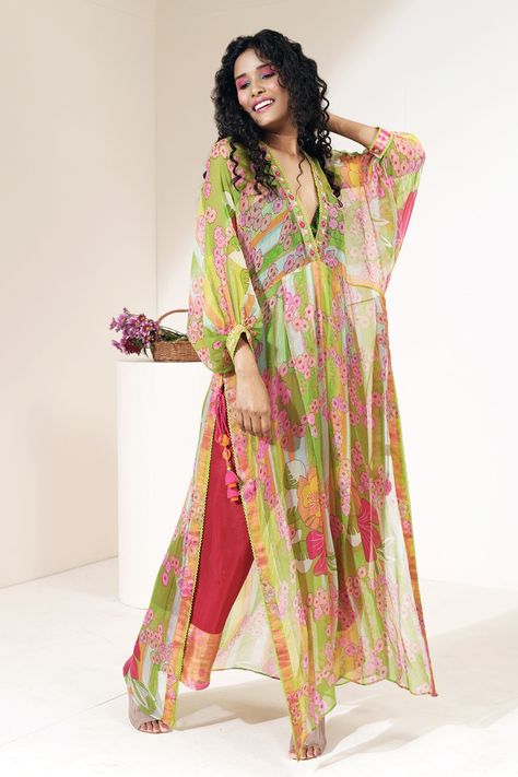 Shop for these amazing collections of Green Georgette And Habutai Silk Print & Old Cuban Tunic & Pant Set For Women by Capisvirleo online at Aza Fashions. Kaftan Designs, Chic Maxi Dresses, Green Tunic, Green Floral Print, Party Wear Indian Dresses, Dress Indian Style, Fancy Dress Design, Pakistani Dress Design, Frock Design