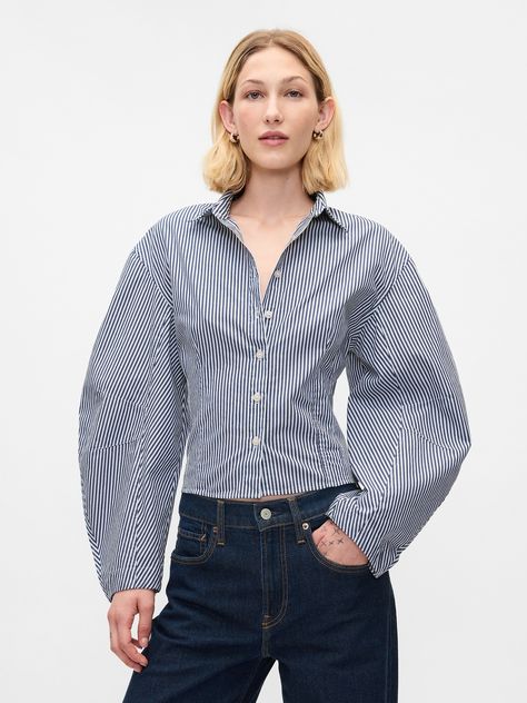 Soft cotton poplin cropped shirt.  Point collar, button front.  Long barrel sleeves.  Darting at front and back.  Fit: Close to the body.  Cropped, hits at the waist.  Models wearing Gap Women Shirt Top, Cropped Shirt, Fall 2024, Crop Shirt, Everyday Style, Cotton Poplin, Fall Fashion, Fashion Inspo Outfits, Work Outfit