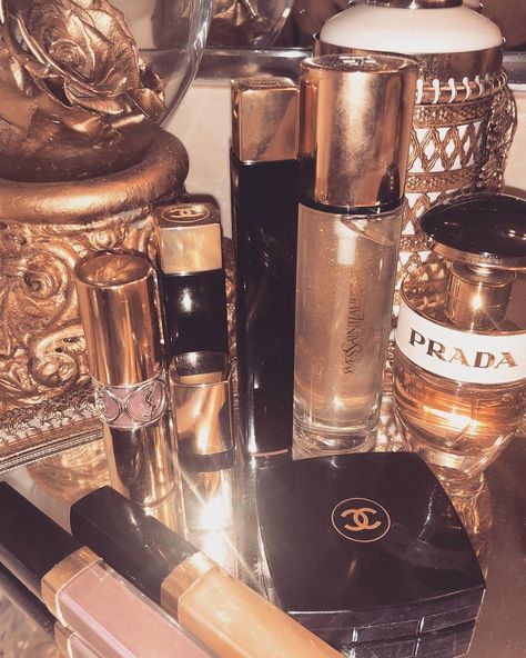 57.8k Likes, 338 Comments - Amber Scholl (@amberscholl) on Instagram: “buying perfume bottles on eBay: $ chanel set: $$$$ not needing a sugar daddy to buy it for you:…” Peyton Aesthetic, Amber Scholl, Cosmetic Aesthetic, Golden Brunette, Estilo Ivy League, Chanel Set, Estilo Ivy, Parfum Chanel, Mode Glamour