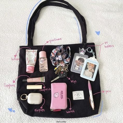 Whats Inside My Bag Aesthetic, Inside Bag Aesthetic, Black Bags Aesthetic, Kpop Bag Aesthetic, Bag Black Aesthetic, What’s In My Purse, What's In My Bag Aesthetic, In My Bag Aesthetic, Mochila Kpop