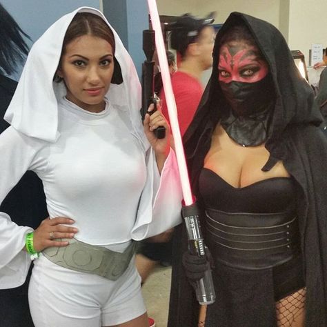 Princess Leia and Sith Lord Sith Lord Costume, Star Wars Cosplay Women, Easy Star Wars Costumes, Disney Running Costumes, Princess Leia Costume Diy, Vampire Costume Diy, Star Wars Costumes Diy, Starwars Cosplay, Princess Leia Costume