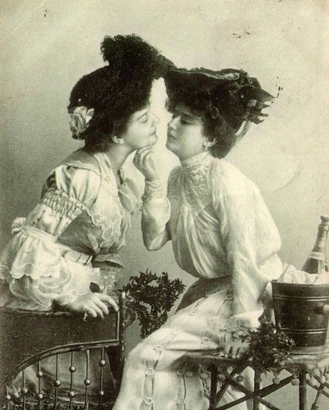 Vintage Lesbian, Usa Pictures, Woman Loving Woman, Vintage Couples, Lesbian Art, Interesting History, Photos Of Women, Vintage Love, Vintage Photographs