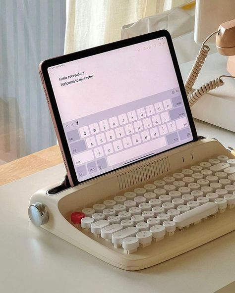 Bluetooth Aesthetic, Aesthetic Typewriter, Barang Aesthetic, Typewriter Keyboard, Teknologi Gadget, Aesthetic Objects, Produk Apple, Retro Gadgets, Study Stationery