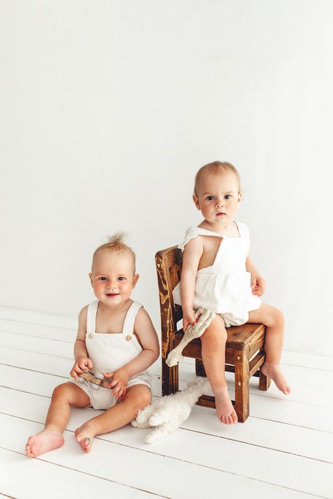 twins babies One Year Twin Photo Shoot, Twin Sitter Session, Twin Baby Family Photos, One Year Old Twins Photo Shoot, Twin 1st Birthday Photoshoot, 1 Year Twins Photo Shoot, Twin One Year Photoshoot, Twins One Year Photoshoot, Twin First Birthday Photoshoot