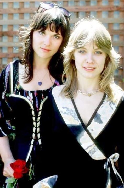 Ann & Nancy Heart Pose, Nancy Wilson Heart, Wilson Sisters, Female Rock Stars, Ann Wilson, Nancy Wilson, Dark Wave, Heart Band, Women Of Rock