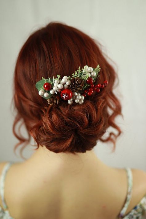 Christmas Wedding Hair, Bridesmade Hair, Christmas Wedding Flowers, Christmas Wedding Inspiration, Bridemaids Hairstyles, Winter Wedding Hair, Wedding Hairstyles Bridesmaid, Bridal Wreath, Wedding Hairstyles Bride