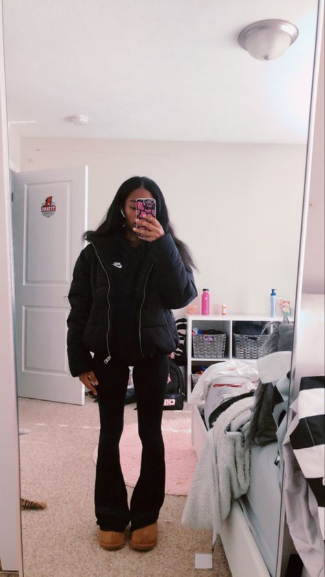 Lace Uggs Outfit, Black Nike Hoodie Outfit, Ugh Neumel Outfit, Fall Ugg Outfits, Neumel Uggs Outfit, Colder Outfits, Hoodie Outfit School, Nike Hoodie Outfit, Sherpa Jacket Outfit