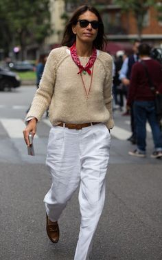 Bandana Fall Outfit, White Jeans Outfit Street Style, Gucci Loafers Street Style, Street Style Loafers, Style With Scarf Fashion, Neck Scarf Styling, Bandana Street Style, Bandana Neck Outfit, Fall Bandana Outfits