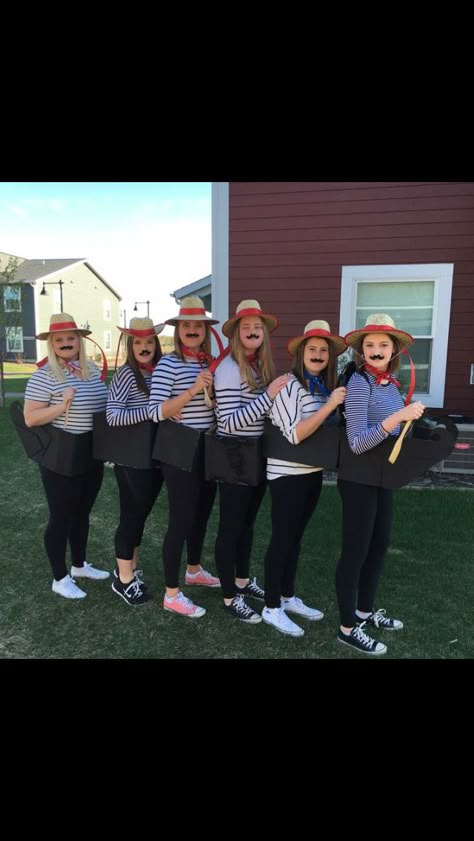 Gondola group costume Italian Fancy Dress, Italy Halloween Costume, Italian Costume Ideas Women, Italian Halloween Costume, Italy Costume Ideas, Around The World Theme Party Costume, Around The World Costume Ideas, Italian Costume Ideas, Funny Group Costumes