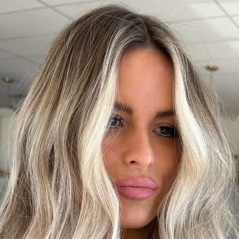 Jessica Tinsley ♥ on Instagram: "The Dreamiest hair 😍  #blonde #livedinblonde #banylights #redken #redkenobsessed #blondehair #faceframinghighlights" Blonde Stretched Root, Rooty Blonde Bob, Stretched Roots Blonde, Rooty Blonde Hair, Rooty Blonde, Root Stretch, Brunette Hair With Highlights, Creamy Blonde, Blonde Roots