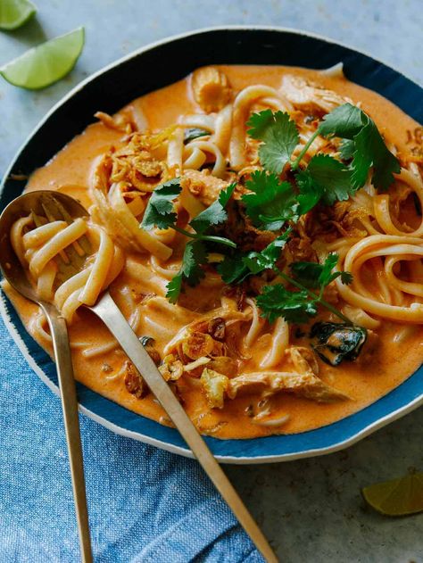 Thai Red Curry Soup, Red Curry Soup, Noodles And Chicken, Curry Chicken Thighs, Thai Red Curry Recipe, Red Curry Noodle Soup, Curry Soup Recipes, Red Curry Recipe, Red Curry Chicken