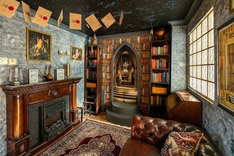 harry potter airbnb Harry Potter Interior, Harry Potter Living Room, Harry Potter Themed Bedroom, Hogwarts Room, Gryffindor Common Room, The Sorting Hat, Harry Potter Room Decor, Harry Potter Bedroom, Theme Harry Potter