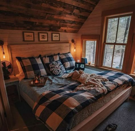 Cozy Cabin Bedrooms, Cabin Room, Log Cabin Living, Log Cabin Interior, Little Cabin In The Woods, Cabin Aesthetic, Cabin Bedroom, Cabin Interiors, Cabin Living