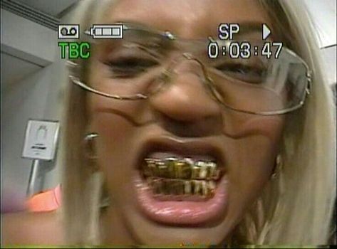 Ragazza Gangsta, Sunglasses For Your Face Shape, Grillz Teeth, Look 80s, Tooth Gem, Badass Aesthetic, Come Undone, Mode Inspo, Grunge Hair