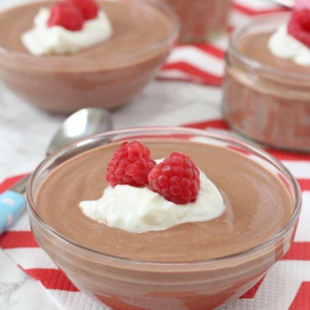 A delicious, light and healthier Chocolate Mousse recipe made with greek yogurt. Great for kids, this makes a really simple but very tasty summer dessert! Mediterranean Diet Desserts, Healthy Chocolate Mousse, Mediterranean Desserts, 1200 Calorie Diet Meal Plans, Yogurt Chocolate, Med Diet, Oliver Jeffers, Healthy Greek Yogurt, Easy Mediterranean Diet Recipes