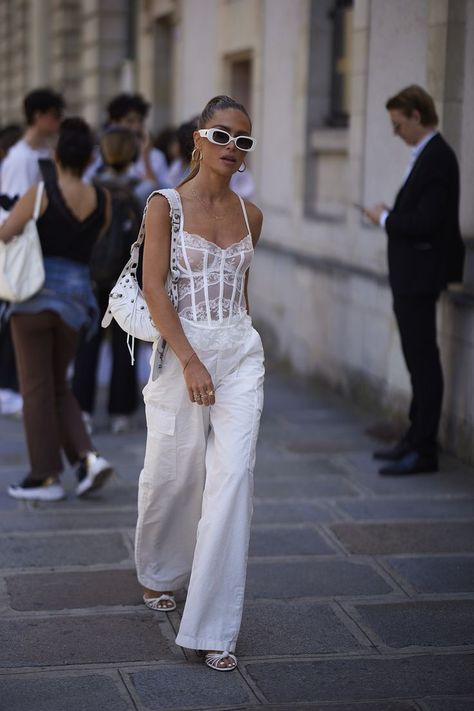 90s Glam Fashion, White Lace Outfit, Style Année 90, Elegant Moments, Lace Outfit, Lace Bustier, Lingerie Outfits, Outfits Verano, Glam Fashion