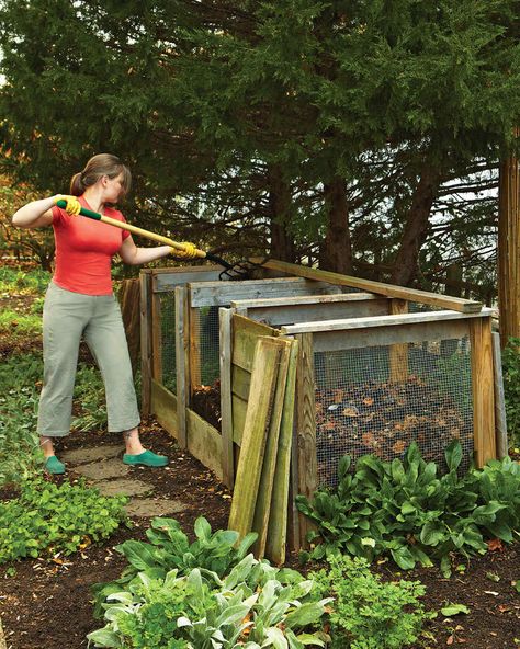 7 Steps to Building a Compost Heap | Martha Stewart Compost Fence Ideas, Compost Heap Ideas, Compost Area Ideas, Compost Aesthetic, Permaculture Composting, Community Compost, Compost Station, Compost Design, Community Composting