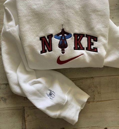 Cute Nike Outfits, Gwen Stacy, Embroidered Crewneck, Cute Nikes, Nike Sweatshirts, Embroidered Sweater, Mode Hijab, Nike Outfits, Embroidered Sweatshirts