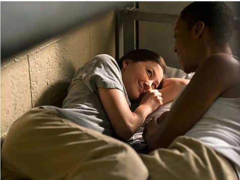 ❤Soso & Poussey❤ Soso And Poussey, Poussey Washington, Netflix Shows To Watch, Best Tv Couples, Get A Girlfriend, Tv Couples, A New World, Orange Is The New, Orange Is The New Black