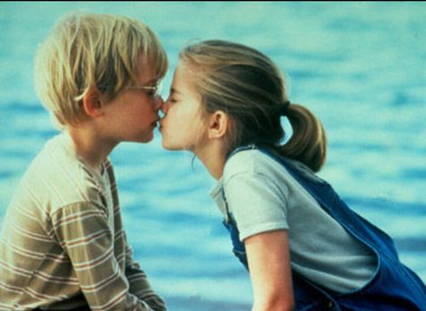 Sweetest kiss ever. The best kiss is the first kiss ♡ Children Kissing, Best Chick Flicks, Movie Kisses, Chick Flick, Macaulay Culkin, Wild Love, Cute Couple Quotes, 90s Movies, Dakota Fanning