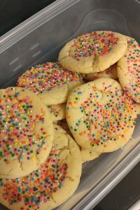 Cookies With Recipes, Sugar Cookie Aesthetic, Christmas Cookies Shortbread, Sugar Cookies Aesthetic, Cookie Aesthetic, Funny Cookies, Cookies Sprinkles, Sweet Treat Recipes, Cookies With Sprinkles