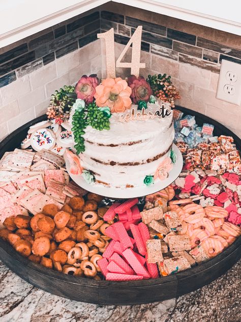 Birthday Dessert Platter, Cookie Charcuterie Board Birthday, Charcuterie Cake Board, Birthday Snack Board Ideas, Charcuterie Cake Ideas, Preppy Charcuterie Board, Dessert Board Platter Birthday, Birthday Cake Charcuterie Board, Cookie Dough Charcuterie Board