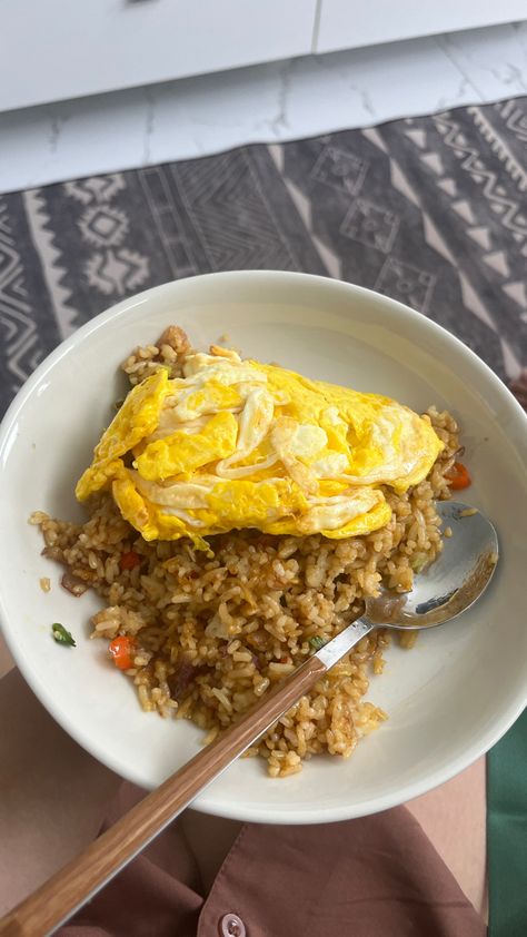 Nasi goreng telur berantakan Pap Nasi Goreng, Nasi Goreng Aesthetic, Nasi Goreng Telur, Nasi Telur, Telur Goreng, Mie Goreng, Nasi Goreng, Fried Rice, Soups