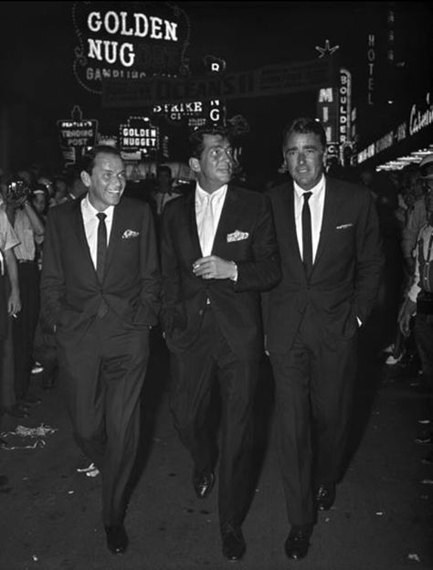 The Rat Pack, Frank Sinatra, Dean Martin & Peter Lawford, in Las Vegas 1960 at Oceans II premier. Frank Sinatra Dean Martin, Joey Bishop, Men In Suits, Oceans 11, Peter Lawford, Old Vegas, Las Vegas Party, Sammy Davis Jr, Vegas Party