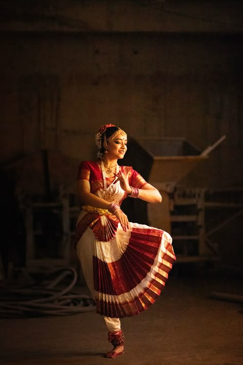 South Indian Photography, Performing Arts Aesthetic, Bharatnatyam Aesthetic, Bharatanatyam Aesthetic, Suit Designs Indian Style Party Wear, Classical Dance Photography, Bharatnatyam Poses, Godox V1, Dance Shoot