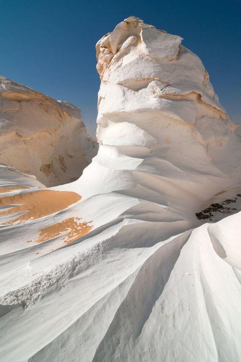 Désert blanc_ Egypte Egypt, White Desert Deserts Of The World, White Desert, Halong Bay, Have Inspiration, Egypt Travel, Amazing Places, Places Around The World, Amazing Nature, Natural Wonders