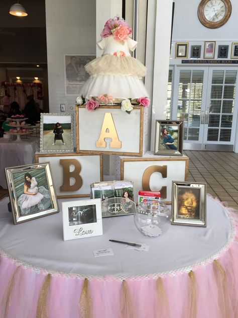 Baby Shower - Flower Theme - Entrance table - ABC Blocks - beautiful unique diaper cake Welcome Table Baby Shower Entrance, Gender Reveal Welcome Table, Shower Entry Ideas, Welcome Table Baby Shower Ideas, Baby Shower Entrance Table, Flower Baby Shower Theme, Table Baby Shower, Nursery Table, Unique Diaper Cakes