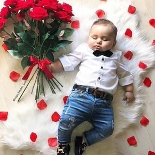 Valentines Baby Photos, Foto Kids, Baby Milestones Pictures, Boy Photo Shoot, Monthly Baby Pictures, Baby Fotografie, Valentine Picture, Monthly Baby Photos, Baby Photoshoot Boy