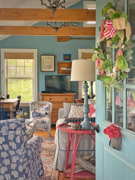 Seaside Cottage Interior, Small Cottage Living Room, Summer In Maine, Small Cottage Interiors, Cottages Interiors, Beach Cottage Kitchens, Coastal Cottage Living Room, Coastal Cottage Decorating, Coastal Cottage Style