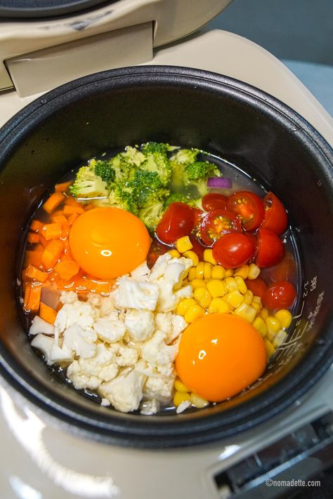 10-min Rainbow Fried Rice (easy one-pot rice cooker recipe) - Nomadette Rainbow Fried Rice, Rice Cooker Tomato Rice, Rice Cooker Seasoned Rice, Healthy Rice Cooker Meals, Rice Robot Recipes, Rice Cooker Ramen, Rice Cooker Soup Recipes, One Pot Rice Cooker Recipes, Rice Cooker Dinner