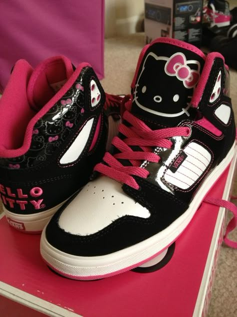 Hello Kitty Shoes, Kitty Clothes, Hello Kitty Clothes, Dr Shoes, Nike Shoes Girls, Hello Kitty Aesthetic, Images Kawaii, Hello Kitty Pictures, Cute Nikes