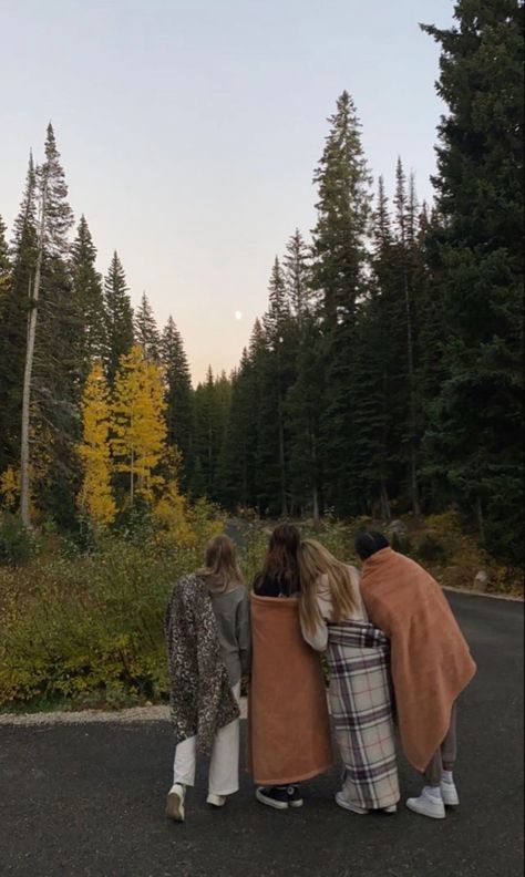 Friends On Adventures, Fall Photos To Take With Friends, Mountain Aesthetic Friends, Friend Fall Aesthetic, Cute Camping Photos With Friends, Granola Friends Aesthetic, Fall Mountain Pictures, Fall Girls Trip Aesthetic, Fall Aesthetic With Friends