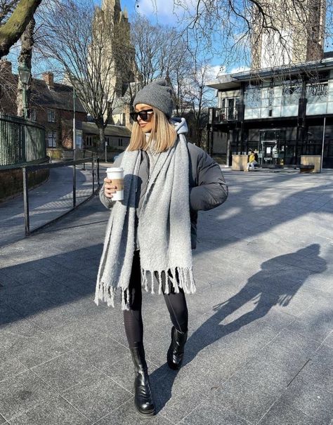 Gray Scarf Outfit, Grey Winter Outfit, Big Scarf Outfit, Alexx Coll, Winter Snow Outfits, Winter Outfit Aesthetic, Aesthetic Winter Outfits, Scarf Outfit Winter, Winter Fashion Cold