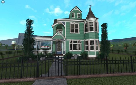 Victorian House Layout Small, Bloxburg Twitter, Victorian Homes Bloxburg, Victorian Bloxburg, Bloxburg Victorian House, Roblox Houses, Bloxburg Inspiration, Bloxburg House Builds, Bloxburg Interior