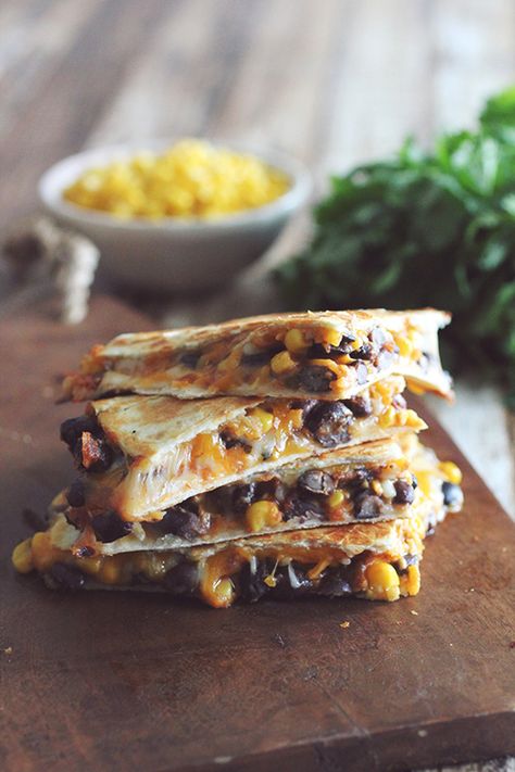 10 Minute Black Bean and Corn Quesadillas Meals Under 500 Calories, Cheap Healthy, Summer Recipes Dinner, Lunchbox Ideas, Food Easy, Dinner Easy, Food Dinner, Dinner Food, No Calorie Foods