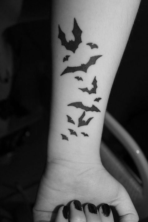 Bat Arm Tattoo tattoo tats bat Bats Tattoo Design, Emo Tattoos, Tattoo Schrift, Goth Tattoo, Batman Tattoo, Bat Tattoo, Forearm Tattoo Design, Geniale Tattoos, Halloween Tattoo