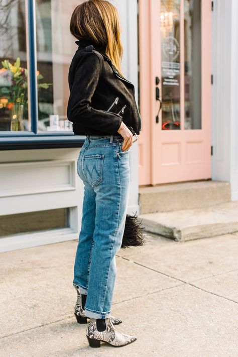 WESTERN BOOTIES + MOM JEANS (OR...BOYFRIEND JEANS, FOR THE HATERS) | Western booties may just be the shoe to take us into Spring & rock in the Summer — wear 'em with mom jeans, boyfriend jeans & non-skinny denim...yes! #TheMomEditStyle #CuteCowgirlBoots #WesternBootsSummer #WesternBootsWomen #CowgirlBootsAndJeans  #MomJeans #MotoJacket #eBay #FryeWesternBoots #SamEdelmanBoots #PaigeWesternBooties #JeffreyCambellBoots #MotherDenim #BoyfriendJeans #GirlfriendJeans #RagAndBone Western Booties Outfit, Cropped Jeans Outfit, Style Année 90, Mom Edit, Jeans Outfit Winter, Looks Jeans, Look Jean, Booties Outfit, Spring 23