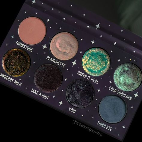 riley | multichrome investigator on Instagram: "I’m in my spooky palette era 👻 This is one of my favorite custom palettes that I’ve ever put together tbh . I feel like everything just compliments each other so well🖤🖤 I was feeling a bit uninspired with making BYOPs lately but something about putting the shades in a palette with little wells for them makes it much more exciting and inspiring for me. If that makes sense. ANYWAY hope everyone is having a great weekend so far! I’ll be busting my Dark Makeup Palette, Custom Makeup Palette, Make Up Palletes, Indie Eyeshadow Palette, Goth Makeup Palette, Spooky Palette, Makeup Palette Aesthetic, Pallets Makeup, Custom Eyeshadow Palette