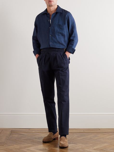 "We've always used colour modestly, " says Toby Lamb, Brand Director of Richard James. "It's a little pop, a surprise, or a lovely accent." This shirt is cut from breathable linen in a calming blue mélange. It's elevated with a luminous row of mother-of-pearl buttons. Working Outfit Men, Navy Blue Linen Shirt Men Outfit, Pastor Outfits Men, Mens Summer Work Outfits, Navy Blue Button Up Shirt Outfit Men, Mens Blue Outfit, Uniqlo Mens Outfit, Blue Shirt Men Outfit, Men’s Business Fashion