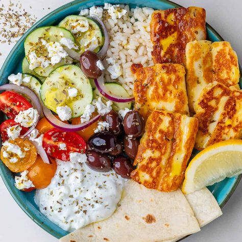 Greek Bowls Halloumi Bowl, Greek Bowls, Eating Simple, Vegetarian Bowls, Peasant Food, Fried Halloumi, Halloumi Cheese, Homemade Tzatziki Sauce, Halloumi Salad